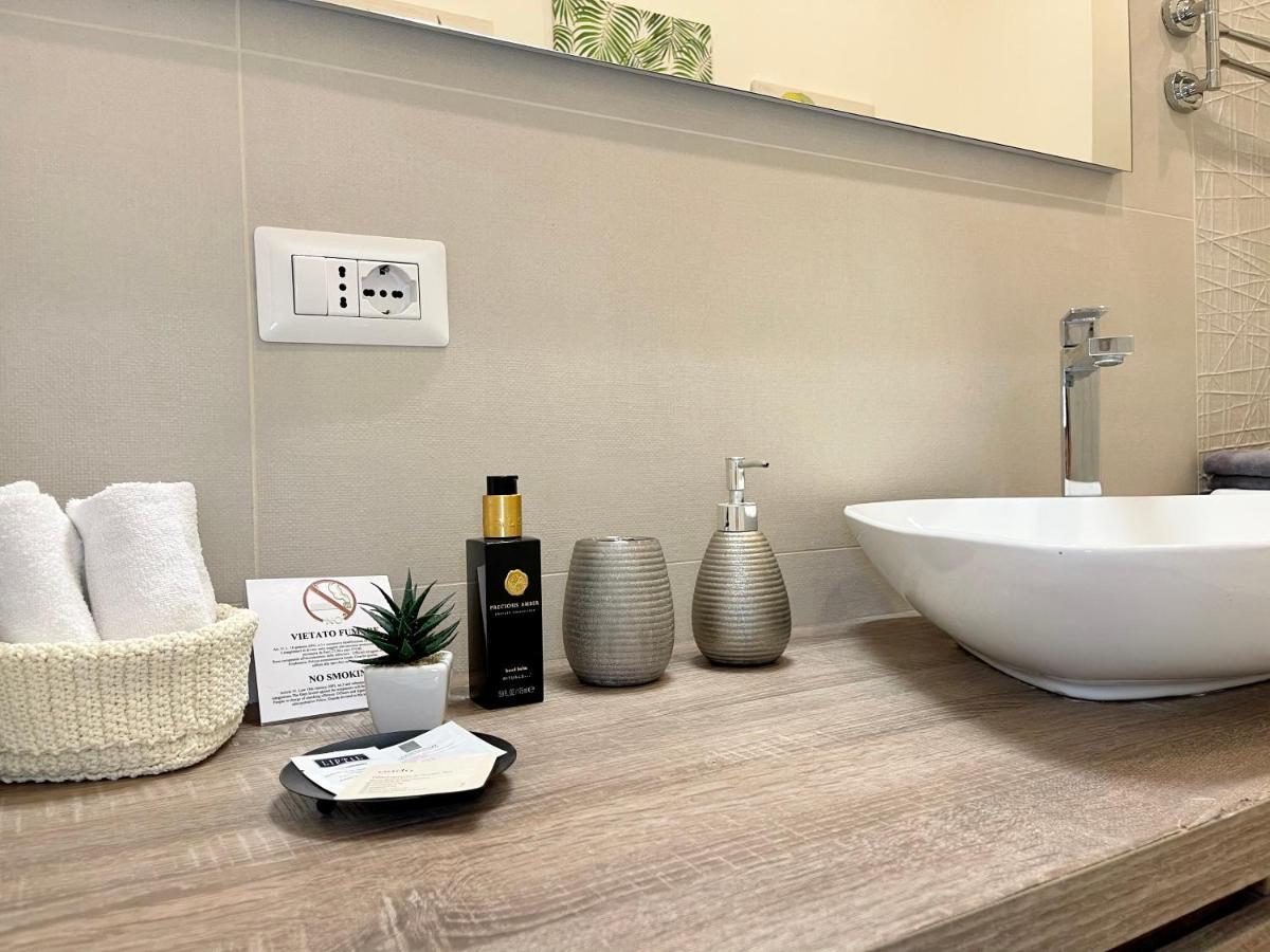 The White House, Modern Apartment In Center Milan Bagian luar foto