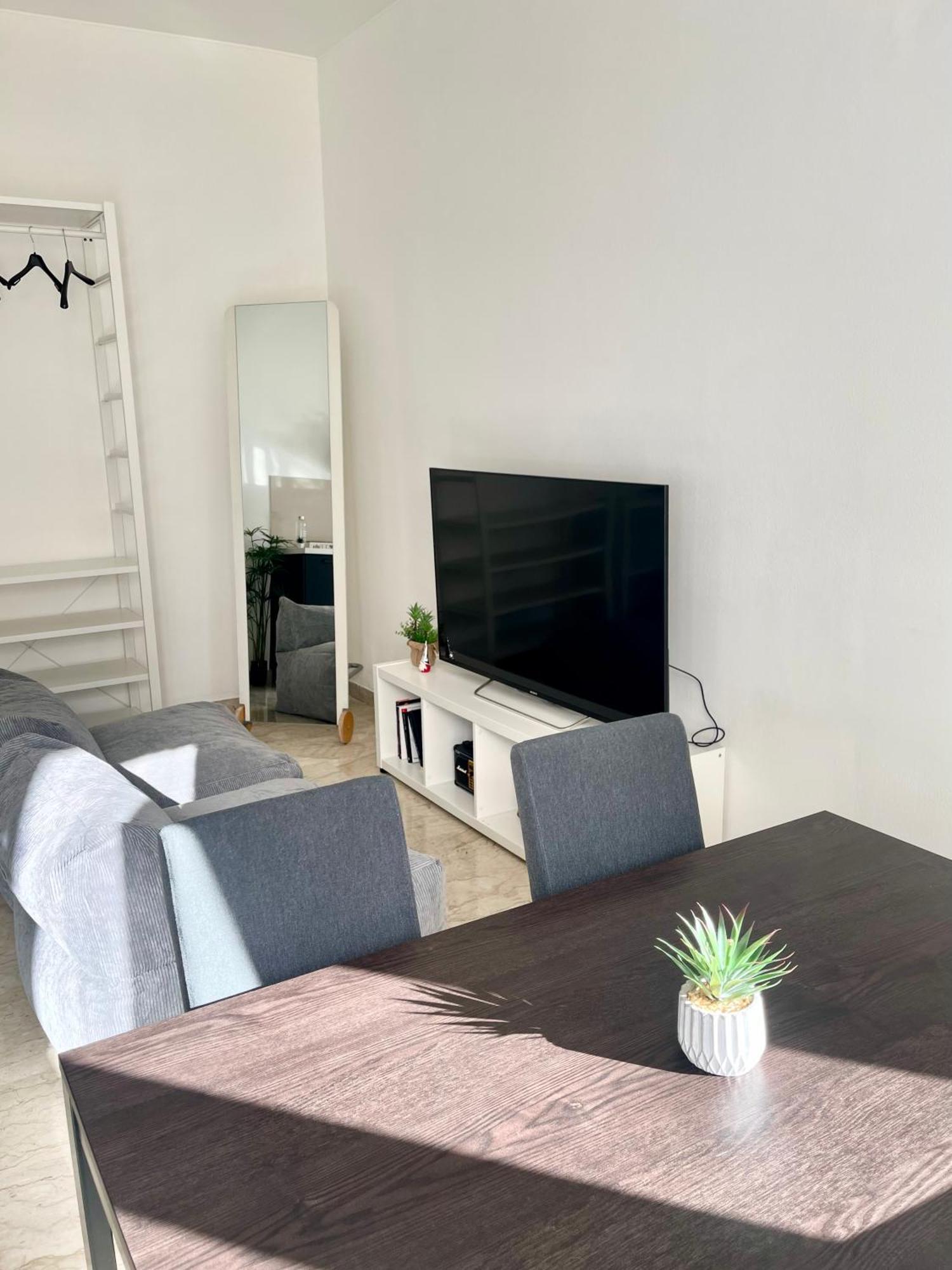 The White House, Modern Apartment In Center Milan Bagian luar foto